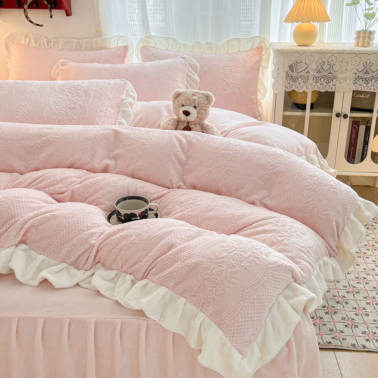 91家纺网 家纺一手货源 找家纺 安哆啦家纺 2025新款法式雕花牛奶绒花边四件套 小格甜心-粉