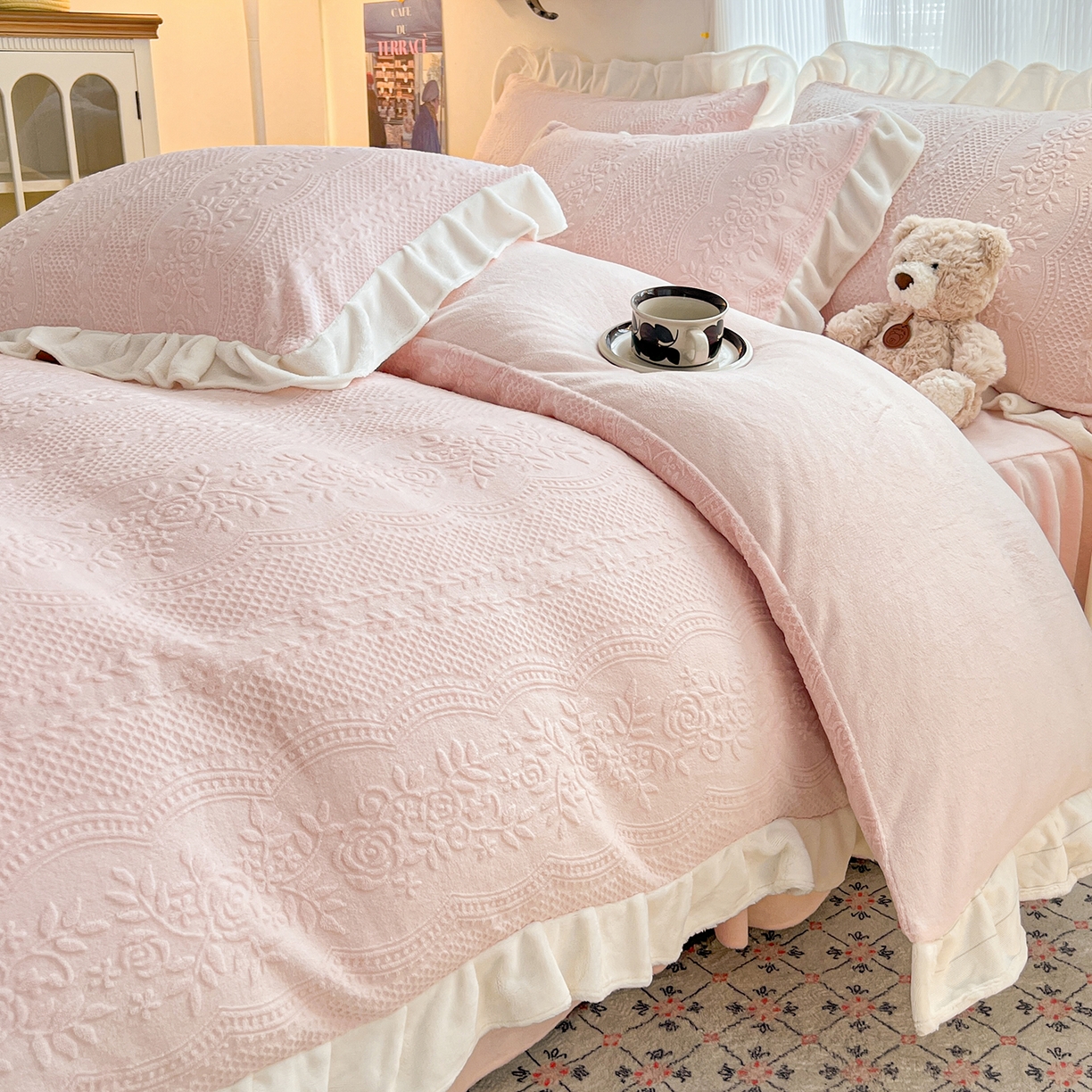 91家纺网 家纺一手货源 找家纺 安哆啦家纺 2025新款法式雕花牛奶绒花边四件套 小格甜心-粉