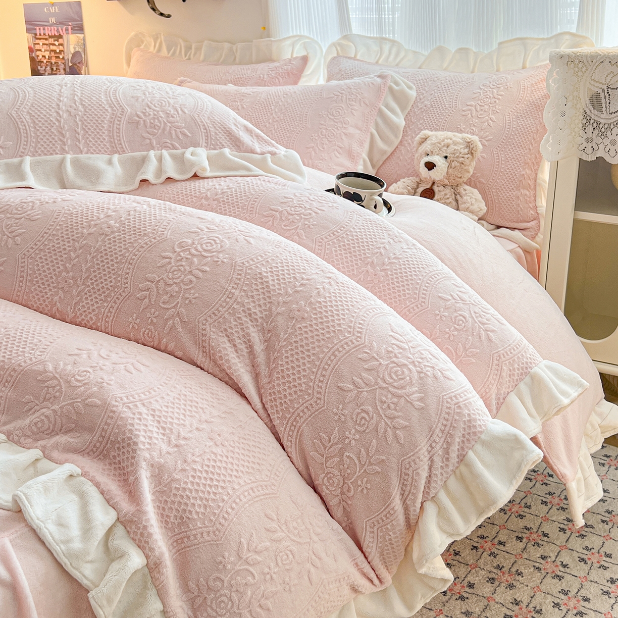 91家纺网 家纺一手货源 找家纺 安哆啦家纺 2025新款法式雕花牛奶绒花边四件套 小格甜心-粉