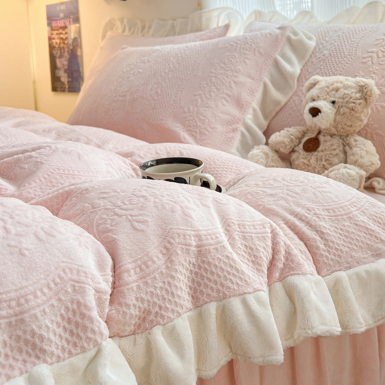 91家纺网 家纺一手货源 找家纺 安哆啦家纺 2025新款法式雕花牛奶绒花边四件套 小格甜心-粉