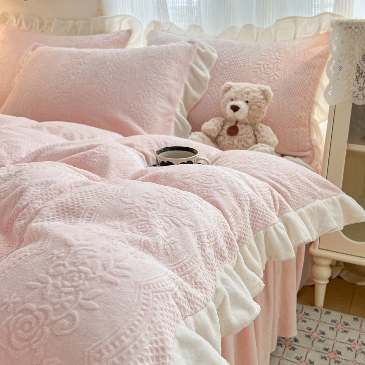 91家纺网 家纺一手货源 找家纺 安哆啦家纺 2025新款法式雕花牛奶绒花边四件套 小格甜心-粉