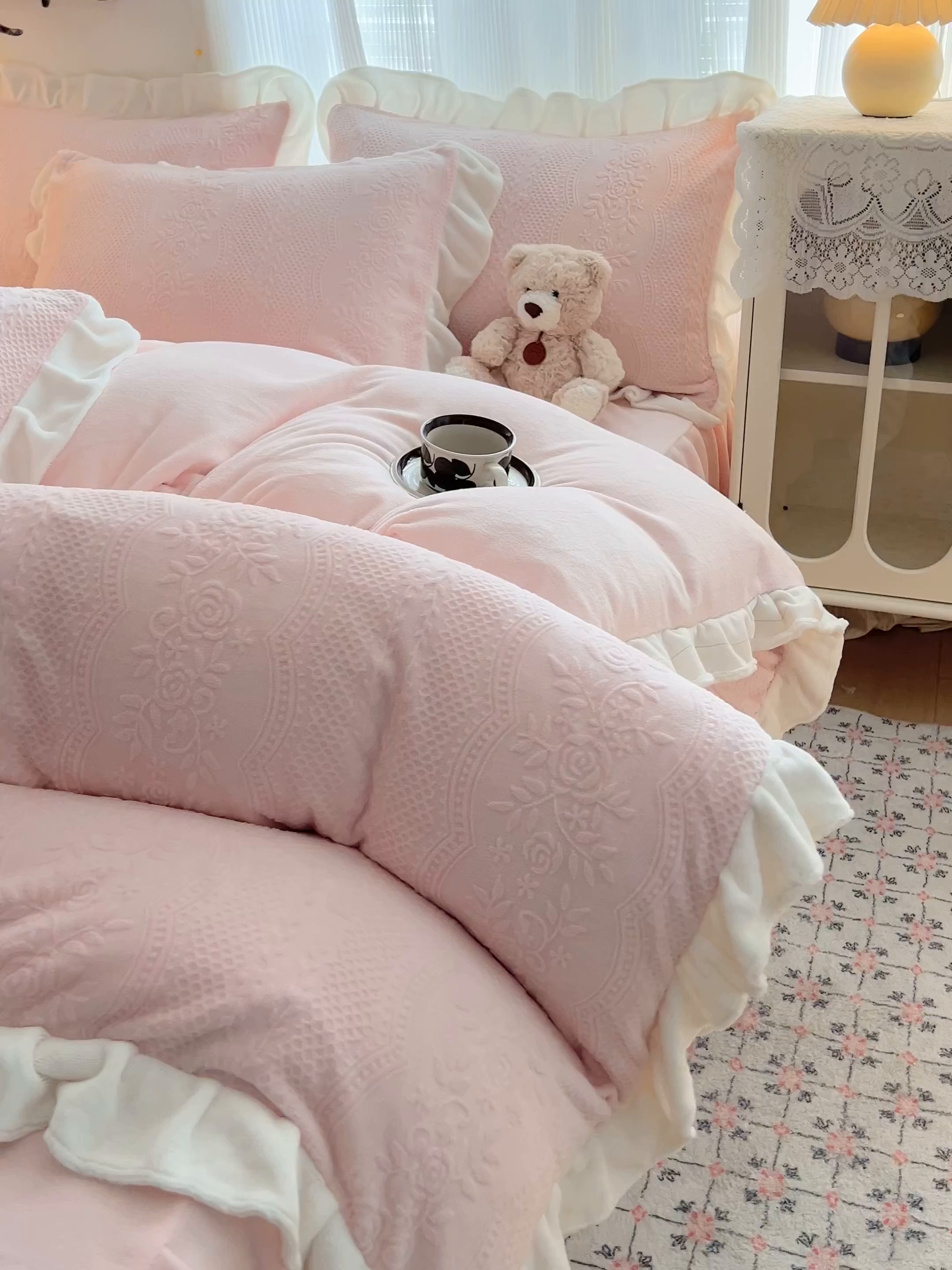 91家纺网 家纺一手货源 找家纺 安哆啦家纺 2025新款法式雕花牛奶绒花边四件套 小格甜心-粉