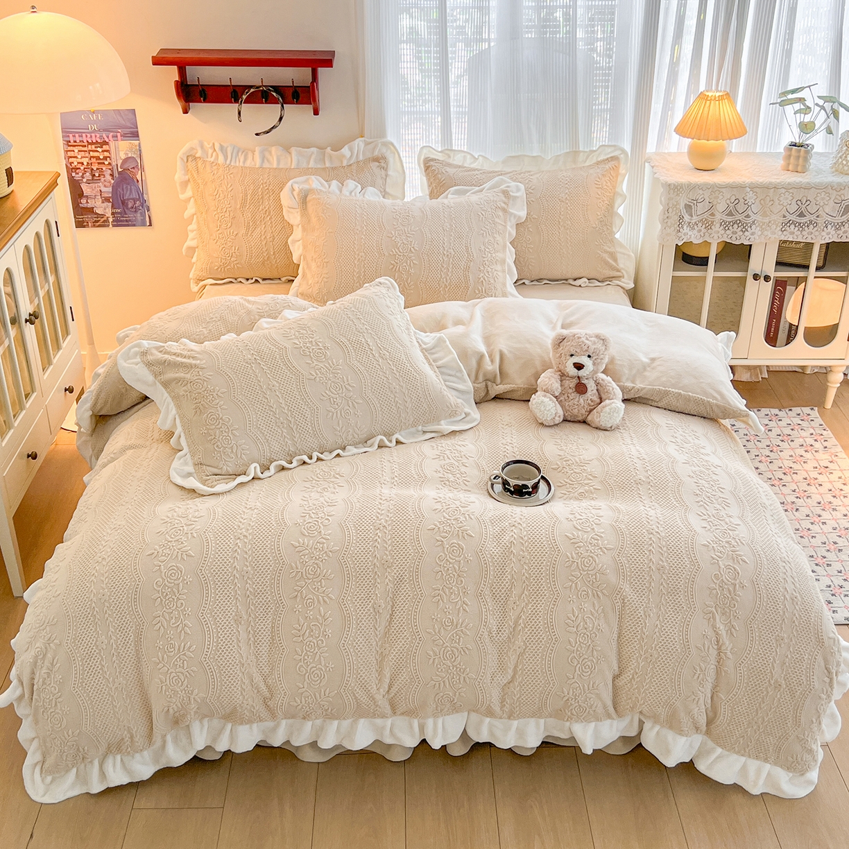 91家纺网 家纺一手货源 找家纺 安哆啦家纺 2025新款法式雕花牛奶绒花边四件套 小格甜心-米咖