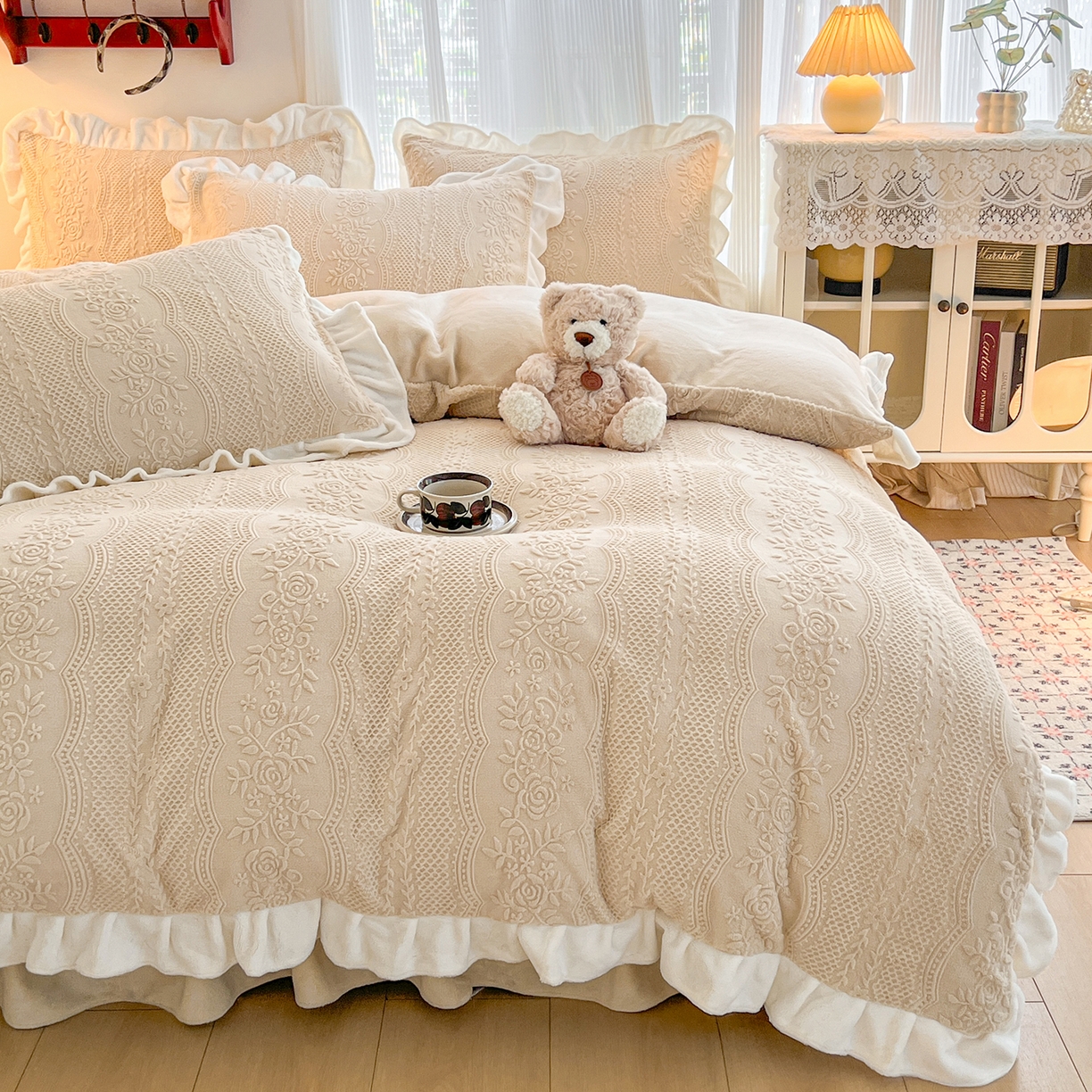 91家纺网 家纺一手货源 找家纺 安哆啦家纺 2025新款法式雕花牛奶绒花边四件套 小格甜心-米咖