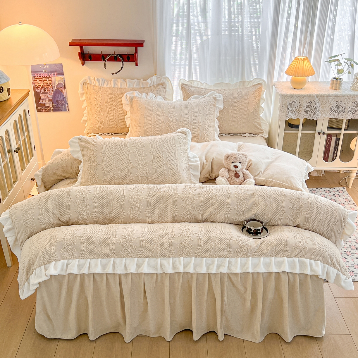 91家纺网 家纺一手货源 找家纺 安哆啦家纺 2025新款法式雕花牛奶绒花边四件套 小格甜心-米咖