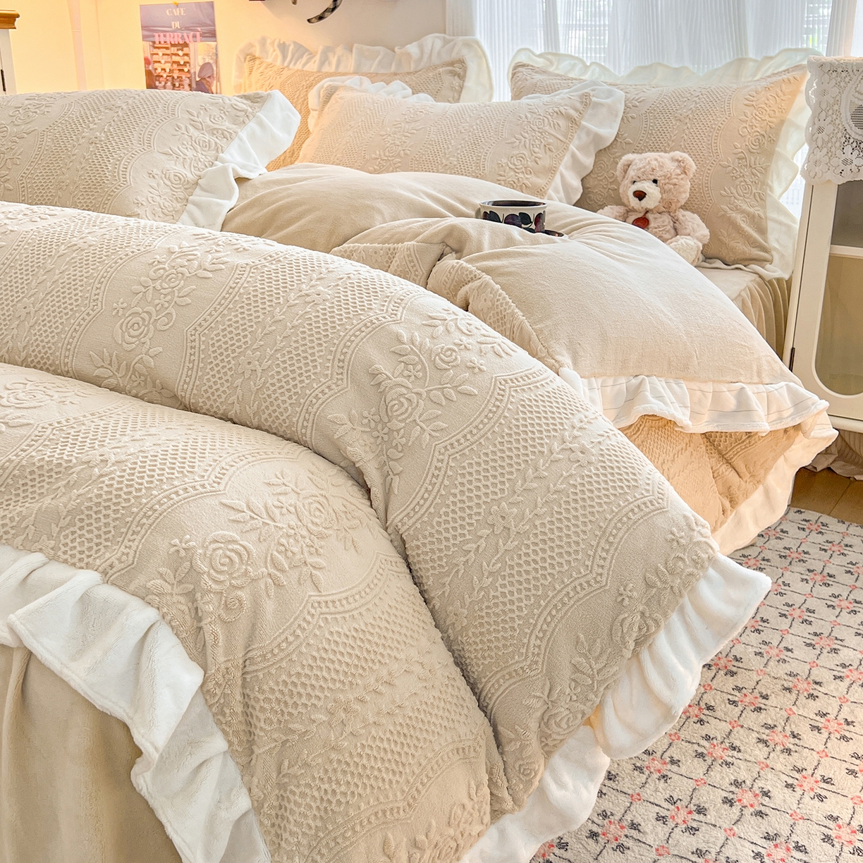 91家纺网 家纺一手货源 找家纺 安哆啦家纺 2025新款法式雕花牛奶绒花边四件套 小格甜心-米咖