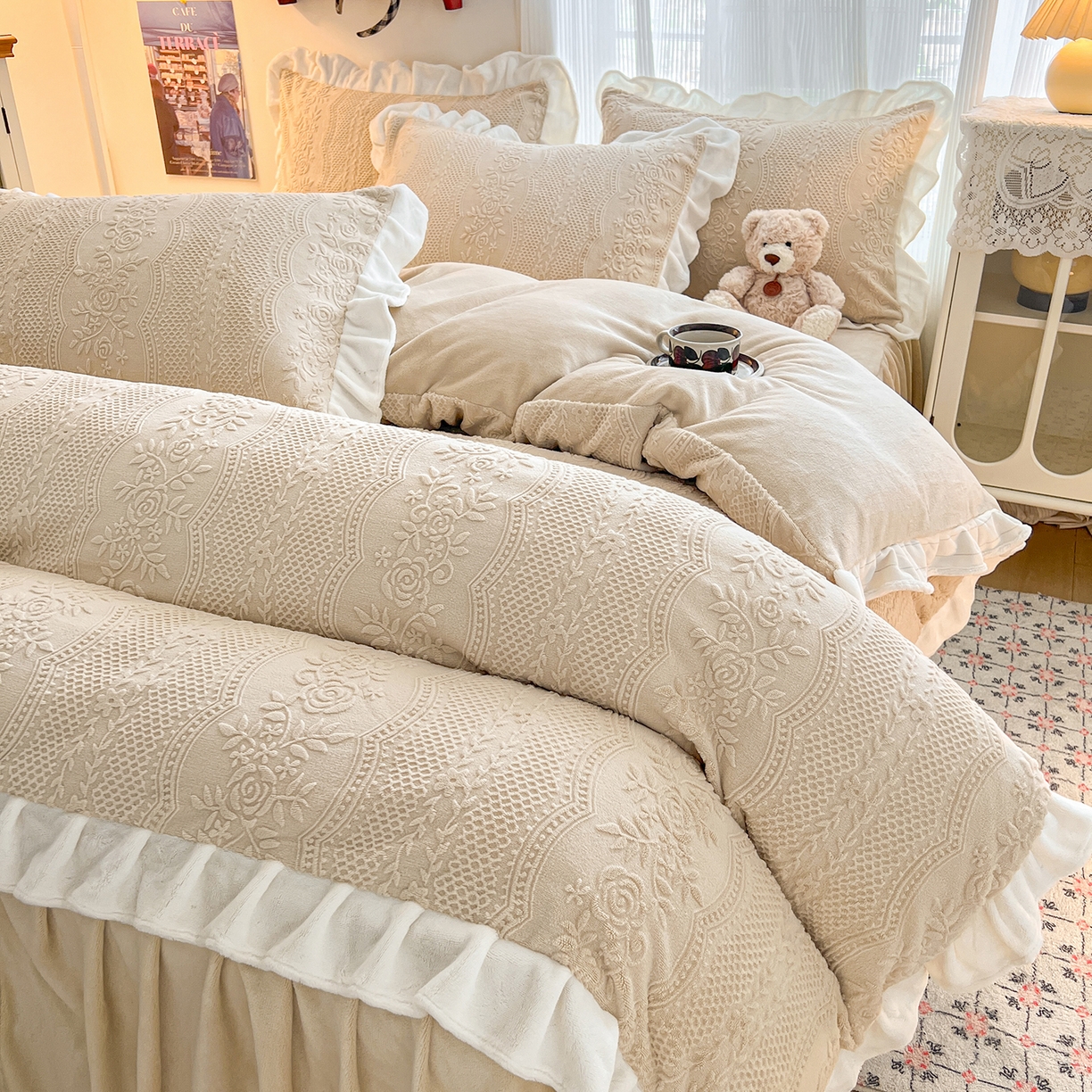 91家纺网 家纺一手货源 找家纺 安哆啦家纺 2025新款法式雕花牛奶绒花边四件套 小格甜心-米咖