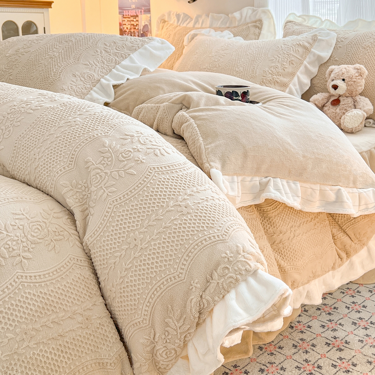 91家纺网 家纺一手货源 找家纺 安哆啦家纺 2025新款法式雕花牛奶绒花边四件套 小格甜心-米咖
