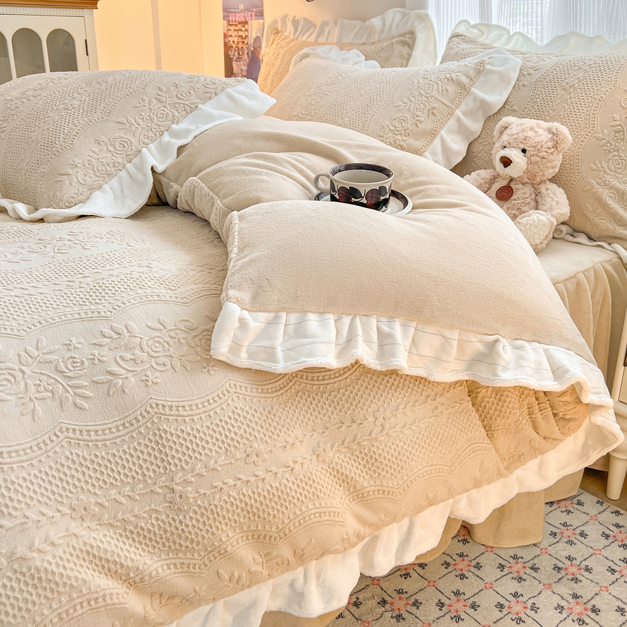 91家纺网 家纺一手货源 找家纺 安哆啦家纺 2025新款法式雕花牛奶绒花边四件套 小格甜心-米咖