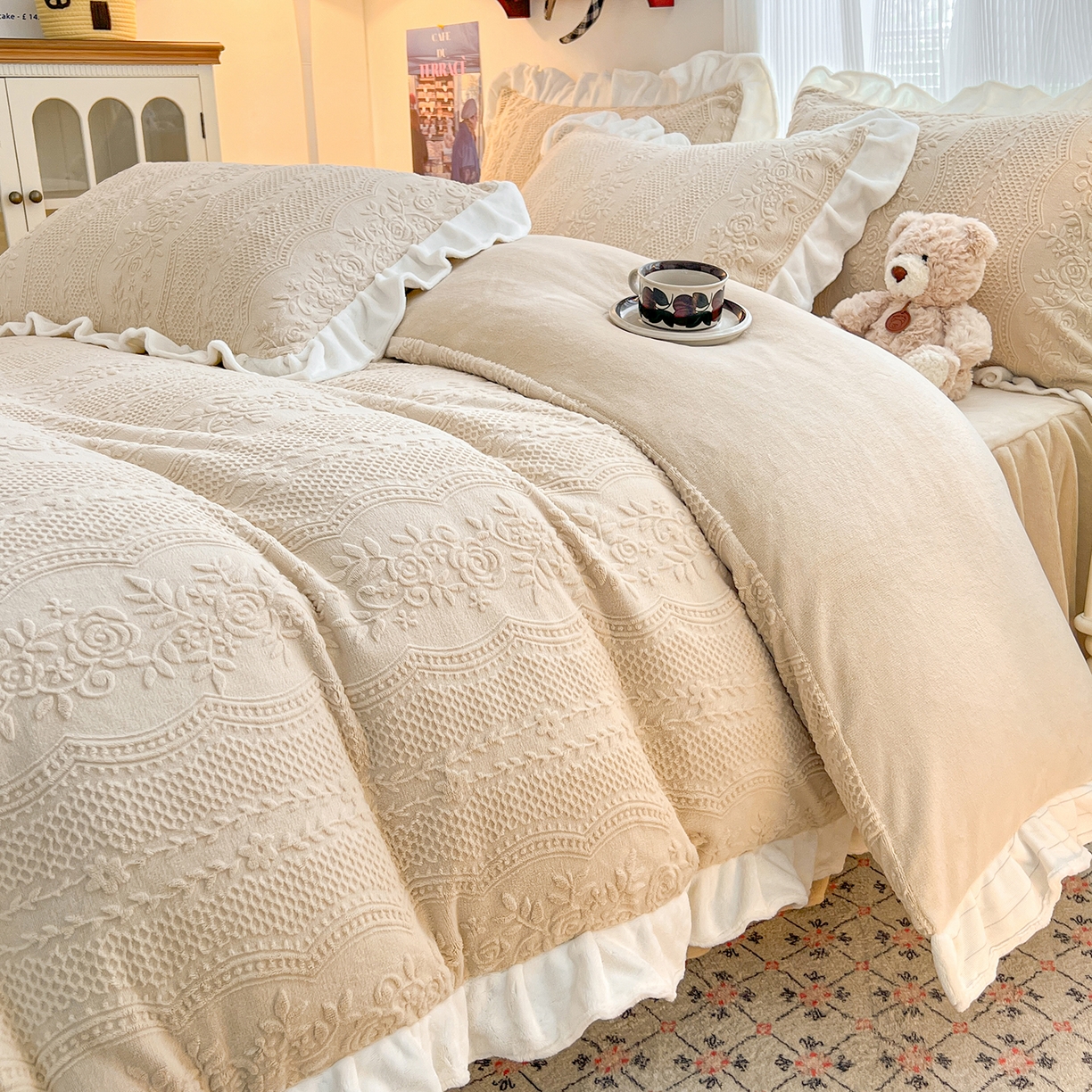 91家纺网 家纺一手货源 找家纺 安哆啦家纺 2025新款法式雕花牛奶绒花边四件套 小格甜心-米咖