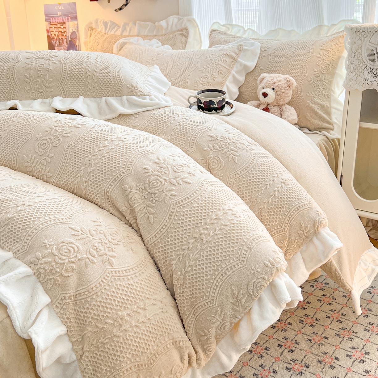 91家纺网 家纺一手货源 找家纺 安哆啦家纺 2025新款法式雕花牛奶绒花边四件套 小格甜心-米咖