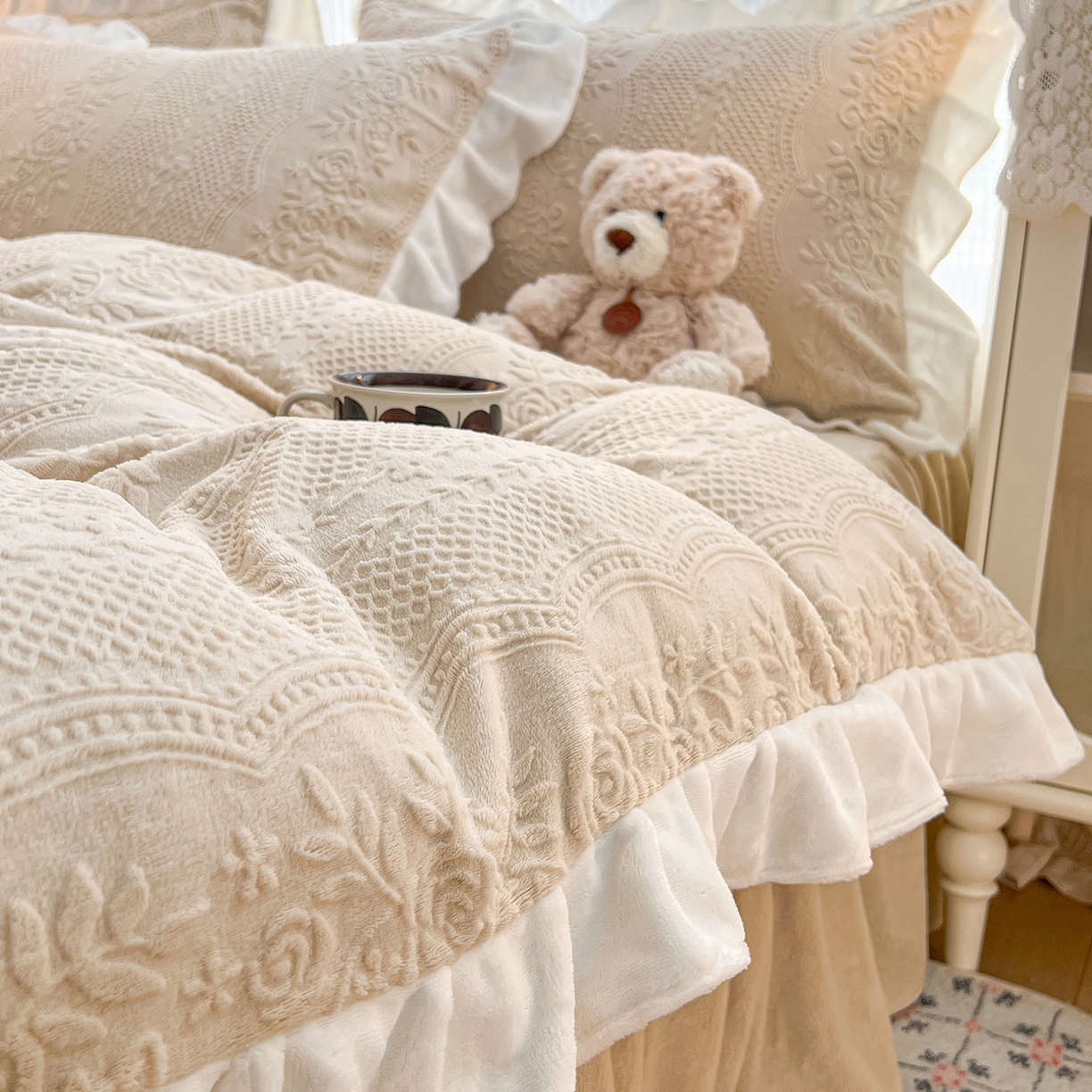 91家纺网 家纺一手货源 找家纺 安哆啦家纺 2025新款法式雕花牛奶绒花边四件套 小格甜心-米咖