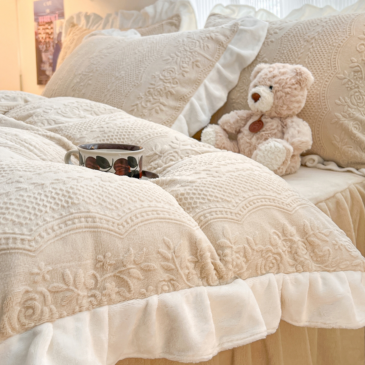 91家纺网 家纺一手货源 找家纺 安哆啦家纺 2025新款法式雕花牛奶绒花边四件套 小格甜心-米咖