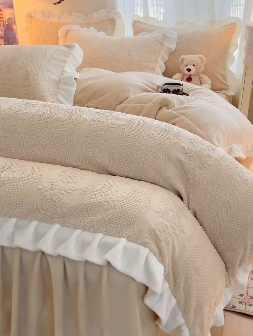 91家纺网 家纺一手货源 找家纺 安哆啦家纺 2025新款法式雕花牛奶绒花边四件套 小格甜心-米咖