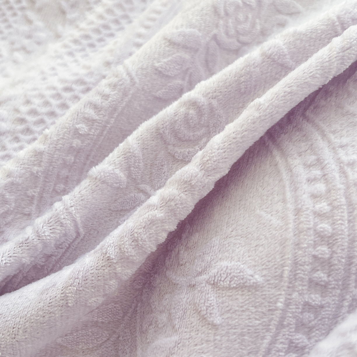 91家纺网 家纺一手货源 找家纺 安哆啦家纺 2025新款法式雕花牛奶绒花边四件套 小格甜心-紫