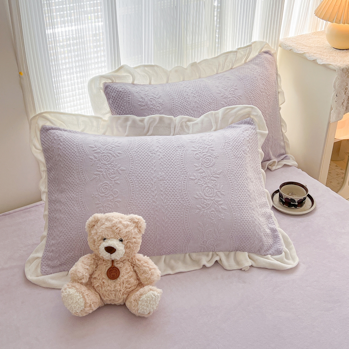 91家纺网 家纺一手货源 找家纺 安哆啦家纺 2025新款法式雕花牛奶绒花边四件套 小格甜心-紫