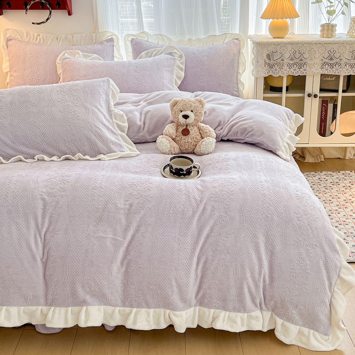 91家纺网 家纺一手货源 找家纺 安哆啦家纺 2025新款法式雕花牛奶绒花边四件套 小格甜心-紫