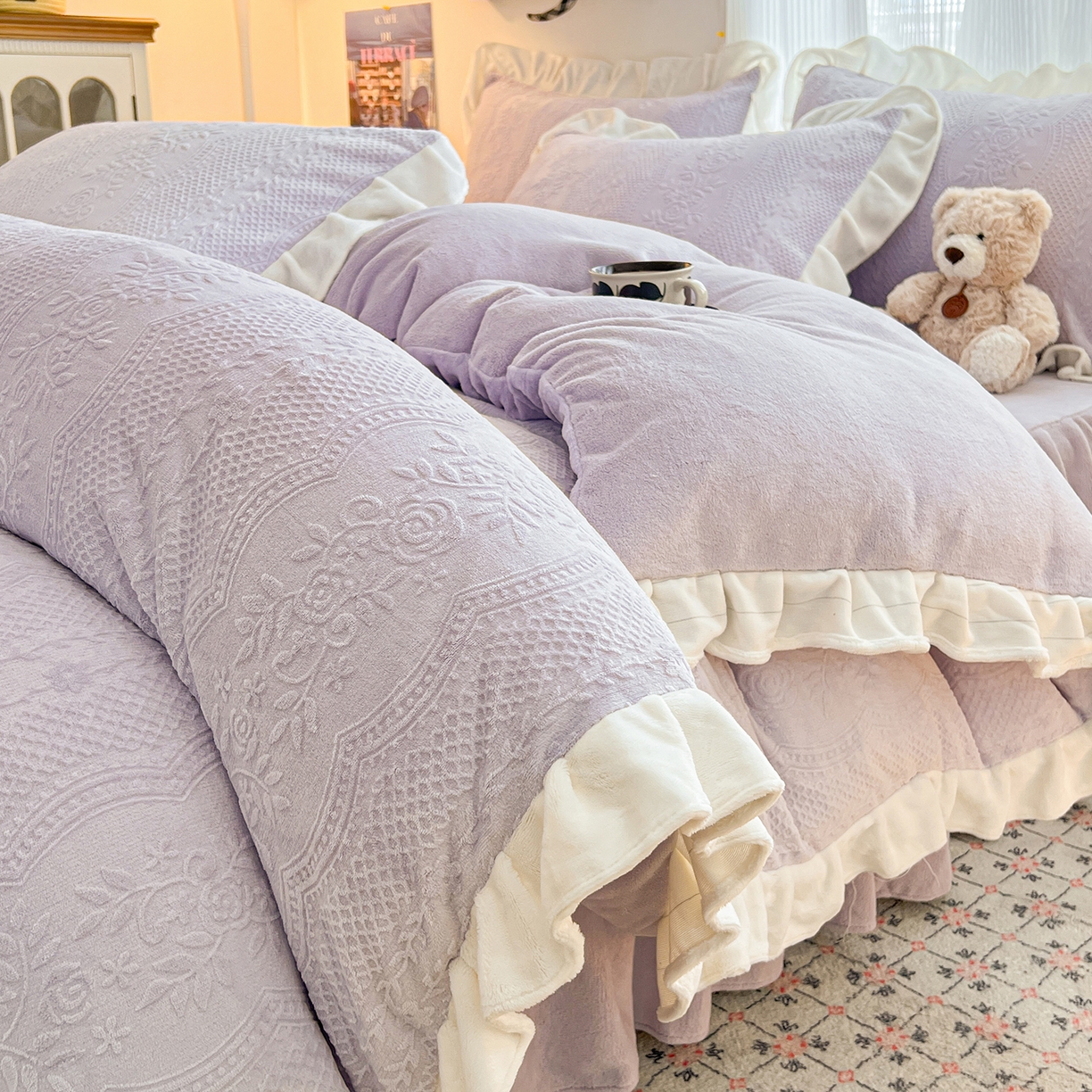 91家纺网 家纺一手货源 找家纺 安哆啦家纺 2025新款法式雕花牛奶绒花边四件套 小格甜心-紫