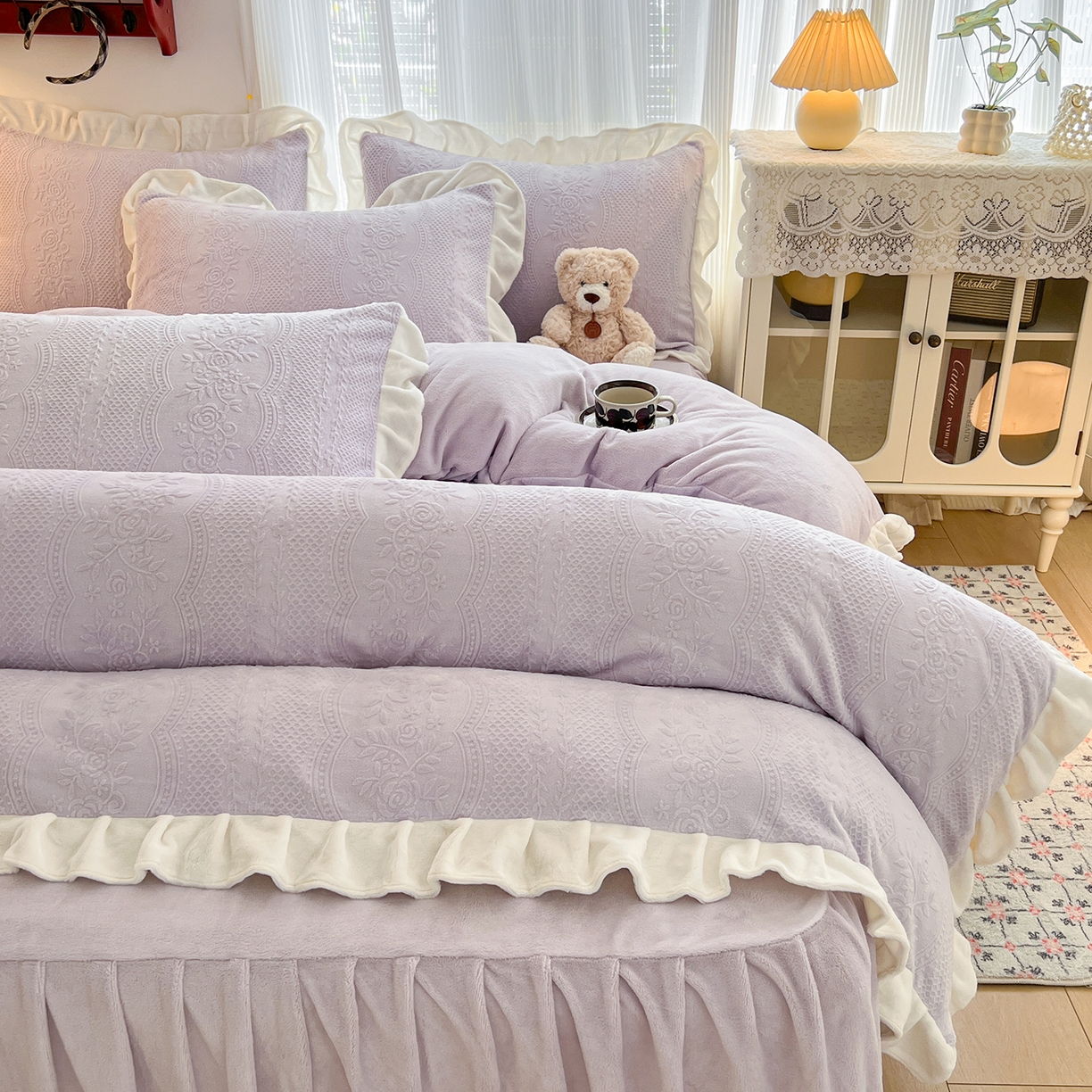 91家纺网 家纺一手货源 找家纺 安哆啦家纺 2025新款法式雕花牛奶绒花边四件套 小格甜心-紫