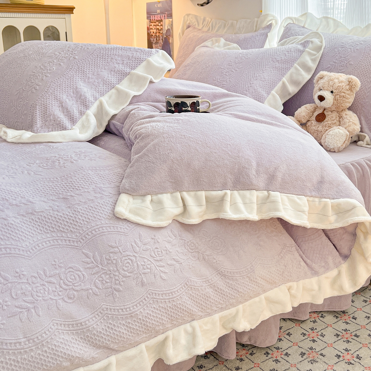 91家纺网 家纺一手货源 找家纺 安哆啦家纺 2025新款法式雕花牛奶绒花边四件套 小格甜心-紫