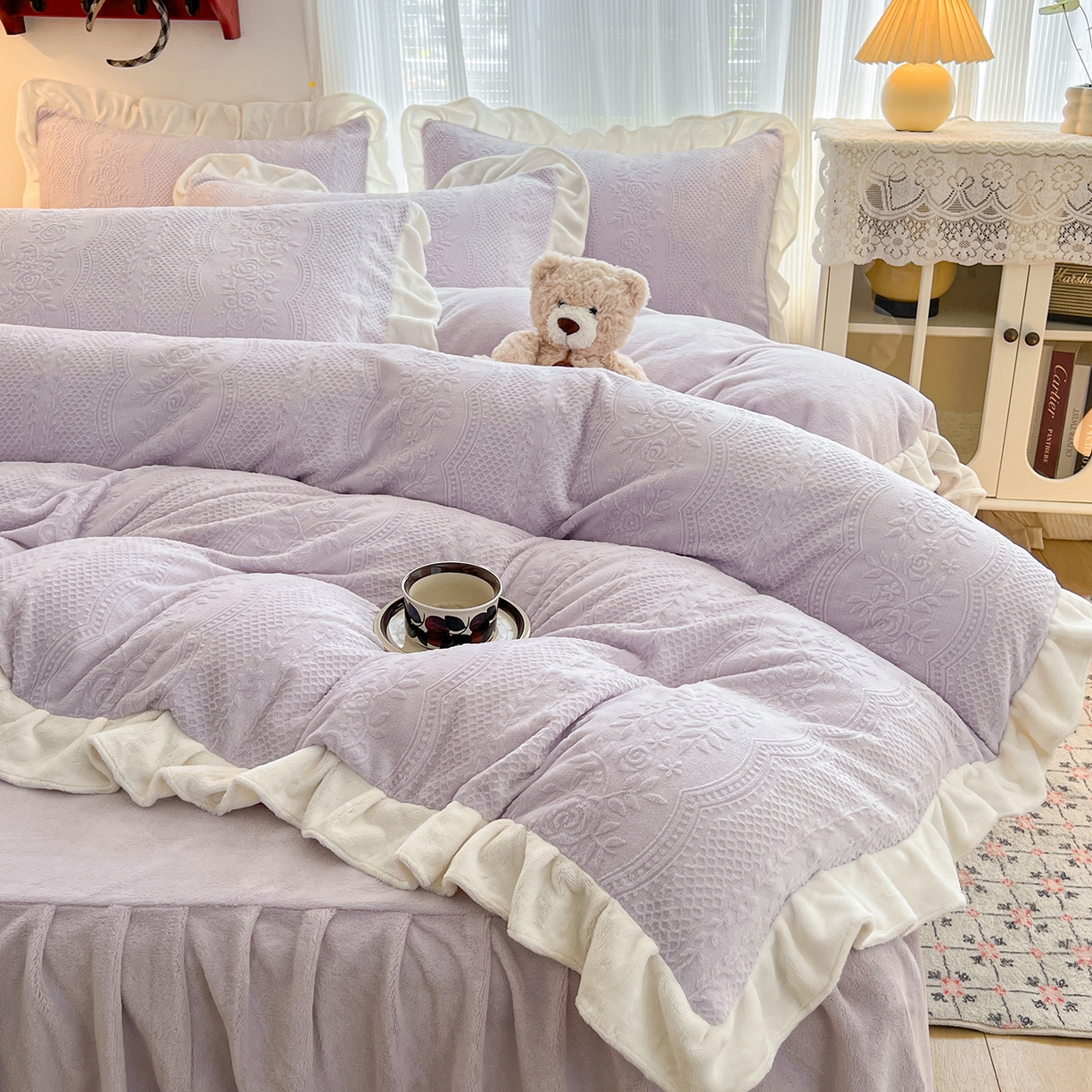 91家纺网 家纺一手货源 找家纺 安哆啦家纺 2025新款法式雕花牛奶绒花边四件套 小格甜心-紫