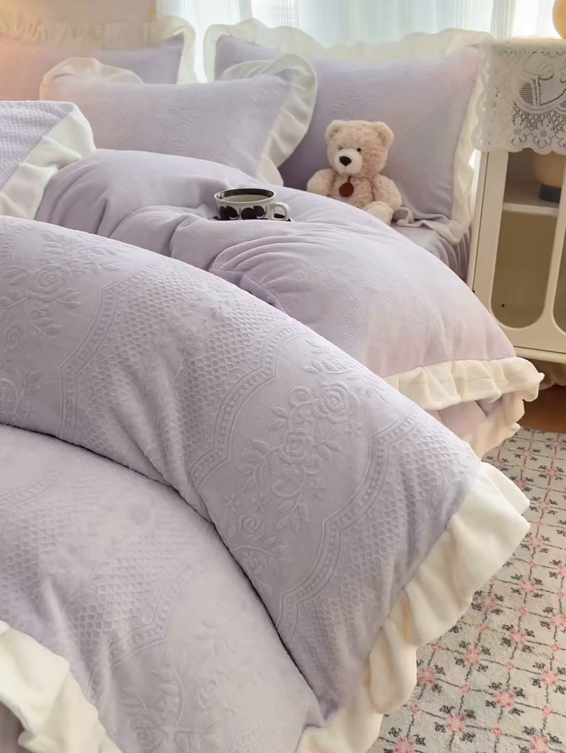 91家纺网 家纺一手货源 找家纺 安哆啦家纺 2025新款法式雕花牛奶绒花边四件套 小格甜心-紫