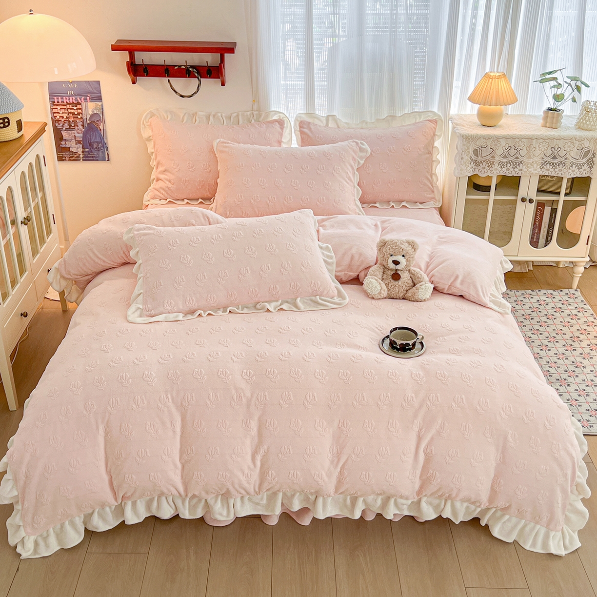 91家纺网 家纺一手货源 找家纺 安哆啦家纺 2025新款法式雕花牛奶绒花边四件套 小花-粉