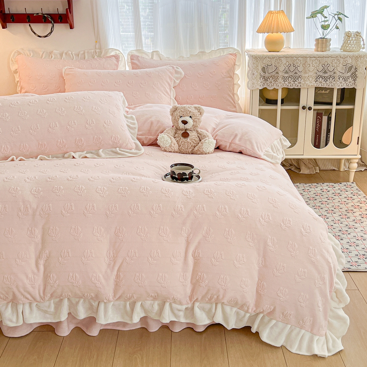 91家纺网 家纺一手货源 找家纺 安哆啦家纺 2025新款法式雕花牛奶绒花边四件套 小花-粉