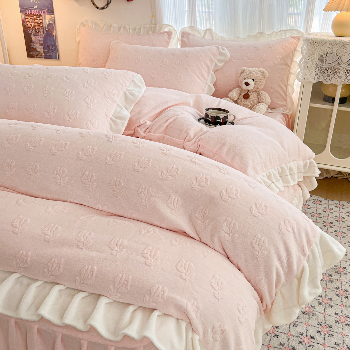 91家纺网 家纺一手货源 找家纺 安哆啦家纺 2025新款法式雕花牛奶绒花边四件套 小花-粉