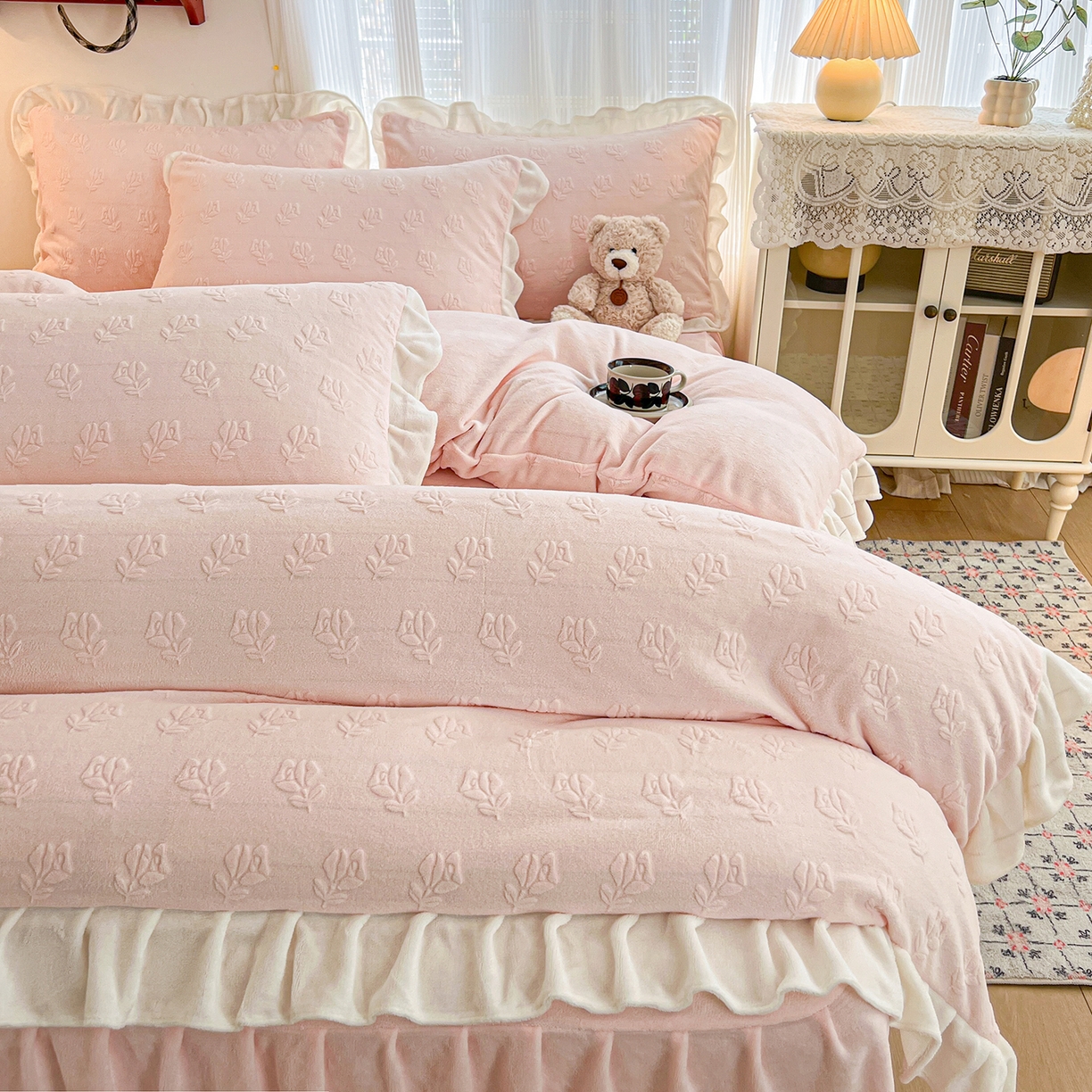 91家纺网 家纺一手货源 找家纺 安哆啦家纺 2025新款法式雕花牛奶绒花边四件套 小花-粉