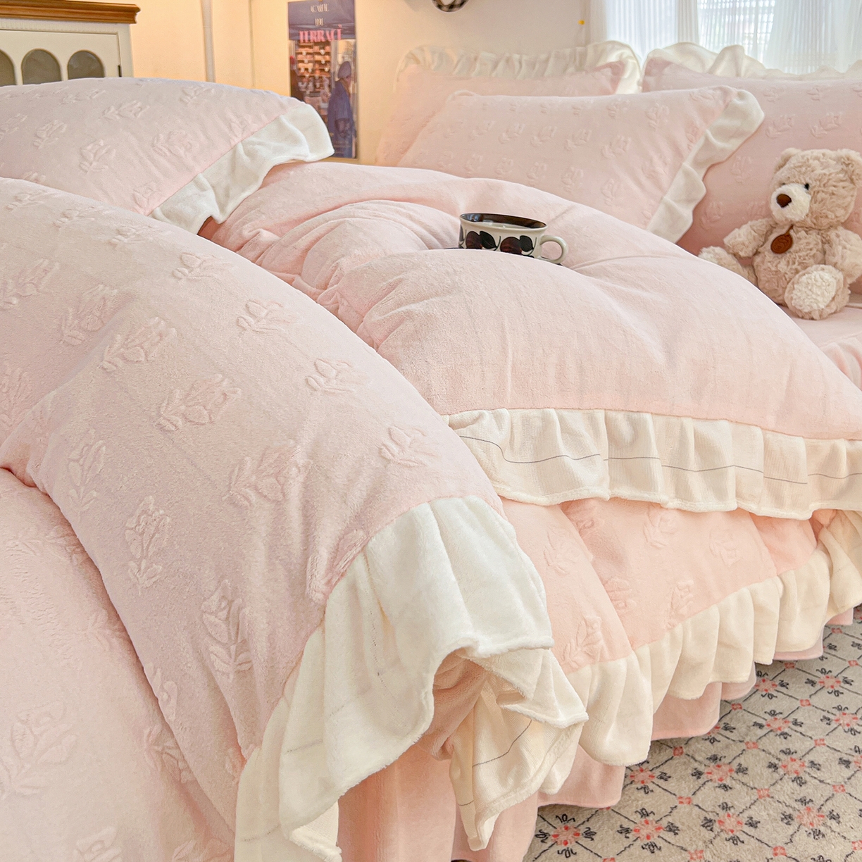 91家纺网 家纺一手货源 找家纺 安哆啦家纺 2025新款法式雕花牛奶绒花边四件套 小花-粉