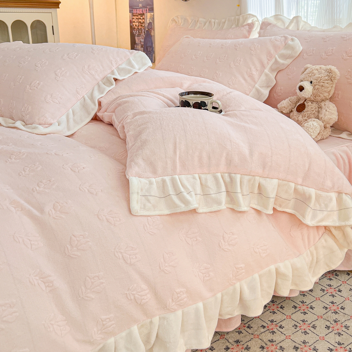 91家纺网 家纺一手货源 找家纺 安哆啦家纺 2025新款法式雕花牛奶绒花边四件套 小花-粉