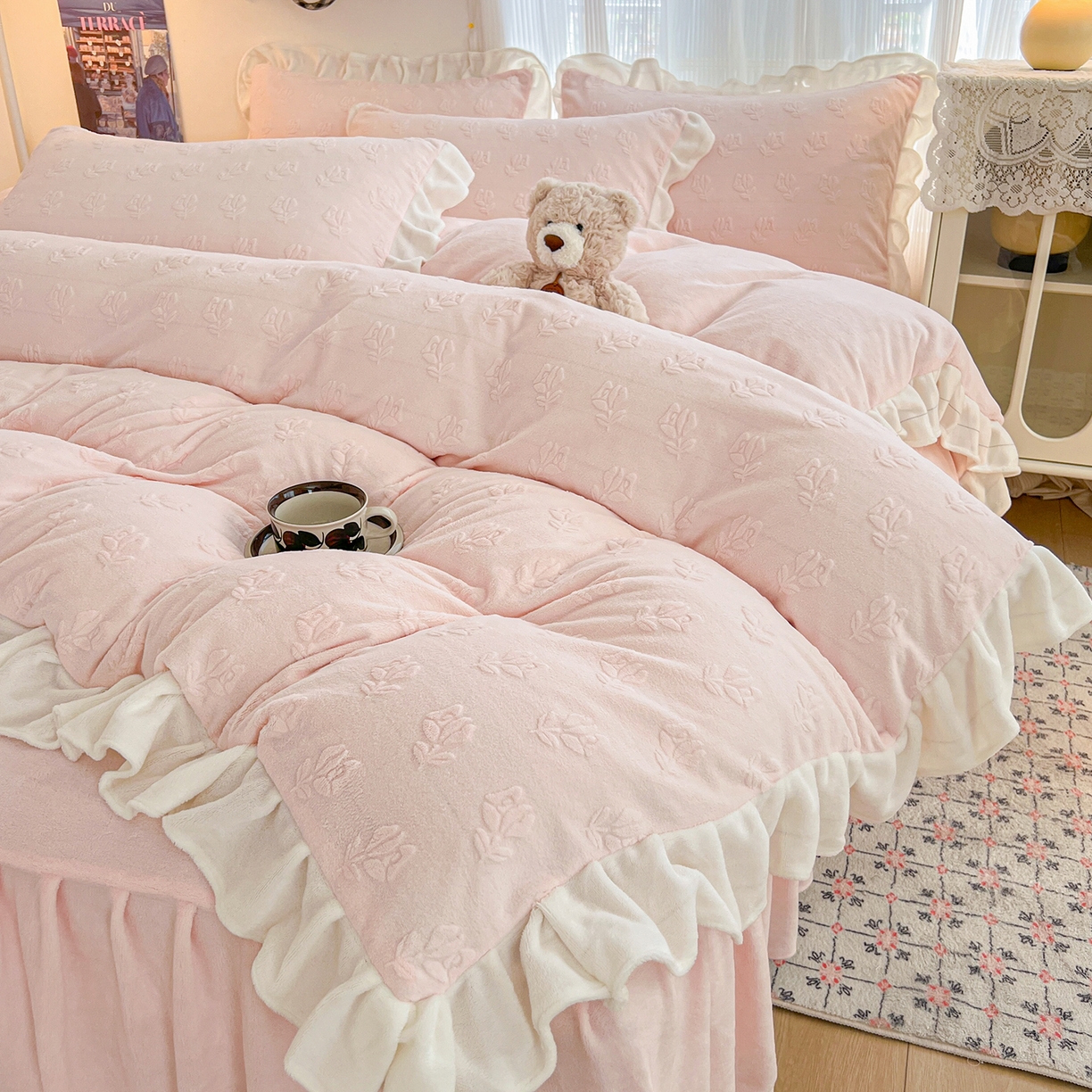 91家纺网 家纺一手货源 找家纺 安哆啦家纺 2025新款法式雕花牛奶绒花边四件套 小花-粉