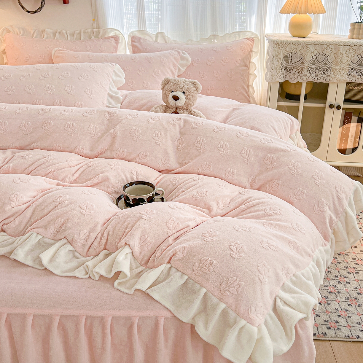 91家纺网 家纺一手货源 找家纺 安哆啦家纺 2025新款法式雕花牛奶绒花边四件套 小花-粉