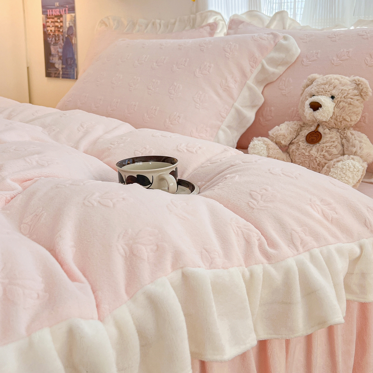 91家纺网 家纺一手货源 找家纺 安哆啦家纺 2025新款法式雕花牛奶绒花边四件套 小花-粉