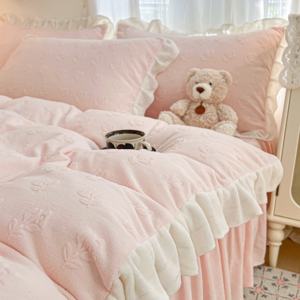91家纺网 家纺一手货源 找家纺 安哆啦家纺 2025新款法式雕花牛奶绒花边四件套 小花-粉