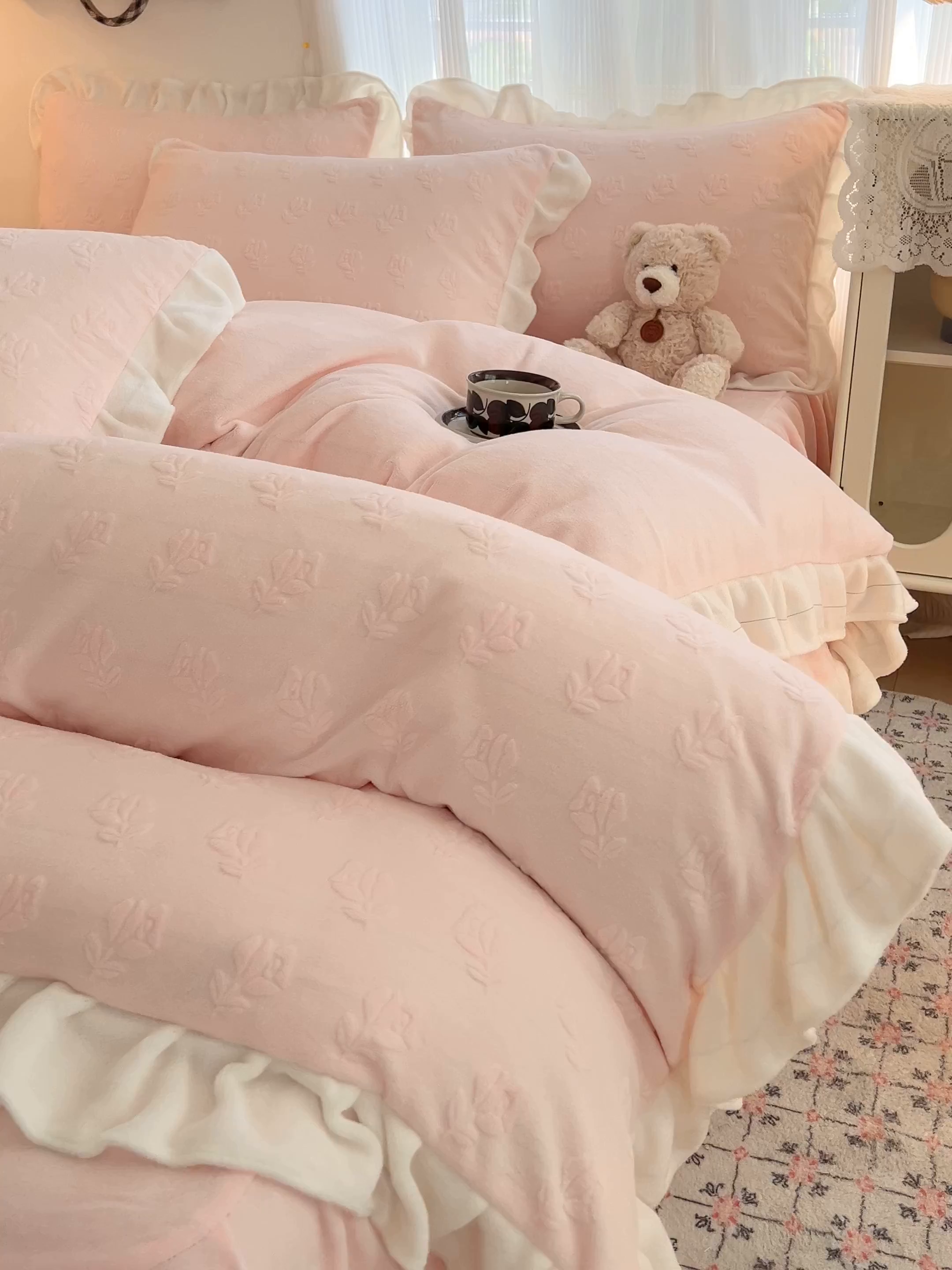 91家纺网 家纺一手货源 找家纺 安哆啦家纺 2025新款法式雕花牛奶绒花边四件套 小花-粉