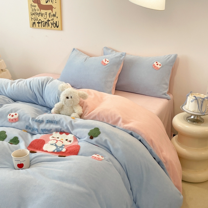 91家纺网 家纺一手货源 找家纺 启发 2025新款牛奶绒毛巾绣四件套场景一 甜心猫咪