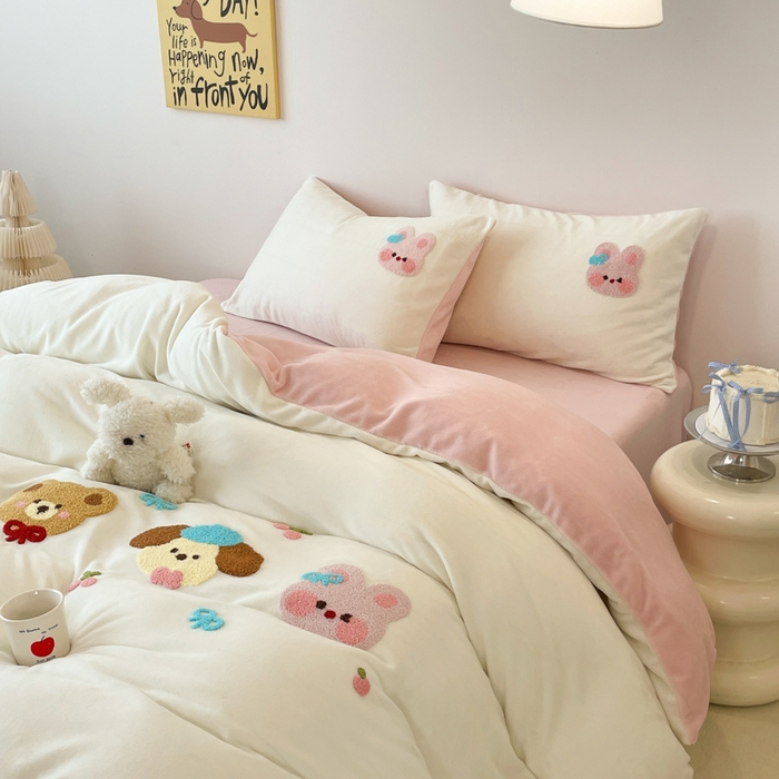 启发 2025新款牛奶绒毛巾绣四件套场景一 快乐萌友