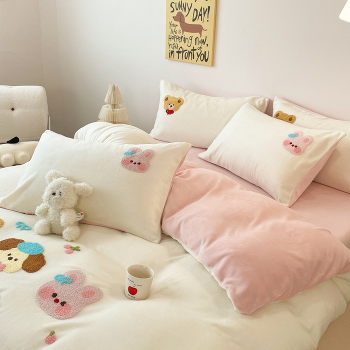 91家纺网 家纺一手货源 找家纺 启发 2025新款牛奶绒毛巾绣四件套场景一 快乐萌友