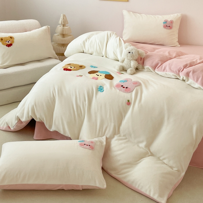 91家纺网 家纺一手货源 找家纺 启发 2025新款牛奶绒毛巾绣四件套场景一 快乐萌友