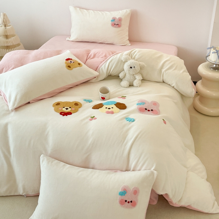 91家纺网 家纺一手货源 找家纺 启发 2025新款牛奶绒毛巾绣四件套场景一 快乐萌友