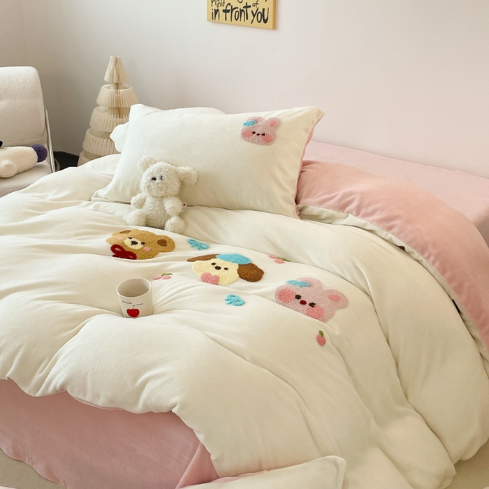 91家纺网 家纺一手货源 找家纺 启发 2025新款牛奶绒毛巾绣四件套场景一 快乐萌友