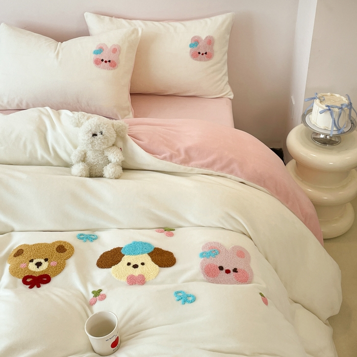 91家纺网 家纺一手货源 找家纺 启发 2025新款牛奶绒毛巾绣四件套场景一 快乐萌友