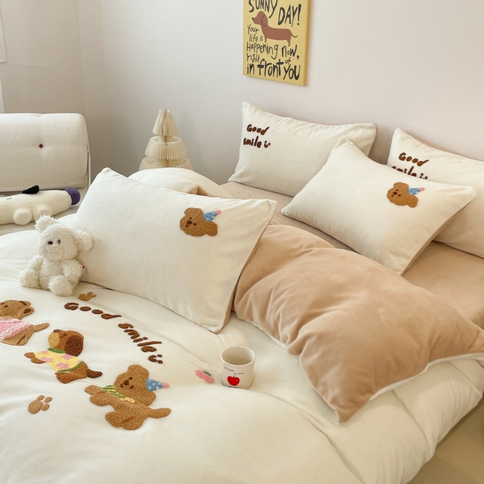 91家纺网 家纺一手货源 找家纺 启发 2025新款牛奶绒毛巾绣四件套场景一 腊肠狗狗