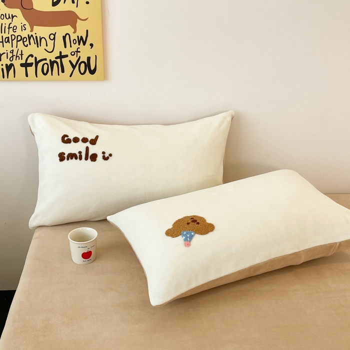 91家纺网 家纺一手货源 找家纺 启发 2025新款牛奶绒毛巾绣四件套场景一 腊肠狗狗