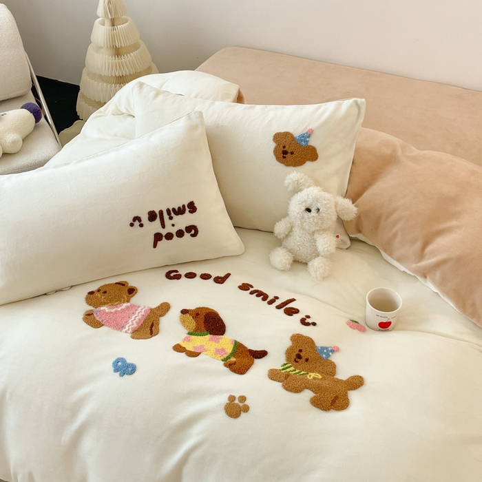 91家纺网 家纺一手货源 找家纺 启发 2025新款牛奶绒毛巾绣四件套场景一 腊肠狗狗