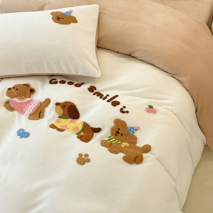 91家纺网 家纺一手货源 找家纺 启发 2025新款牛奶绒毛巾绣四件套场景一 腊肠狗狗