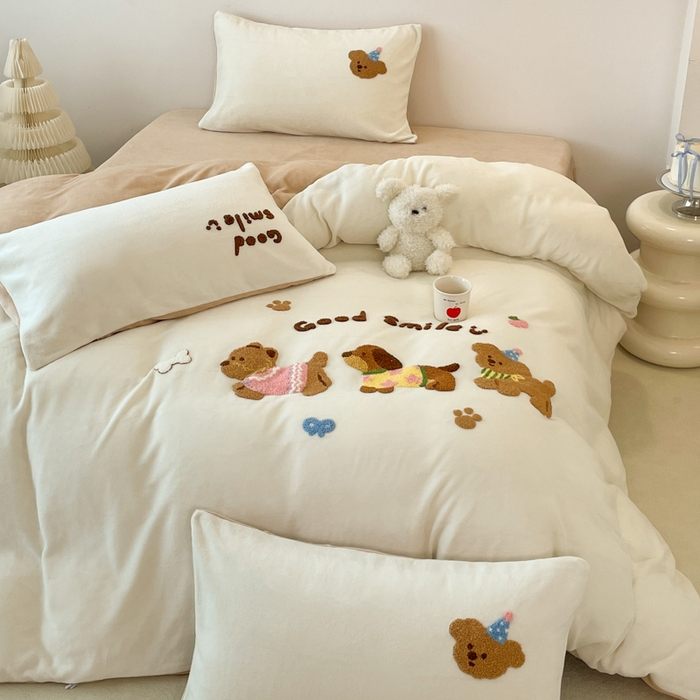 91家纺网 家纺一手货源 找家纺 启发 2025新款牛奶绒毛巾绣四件套场景一 腊肠狗狗