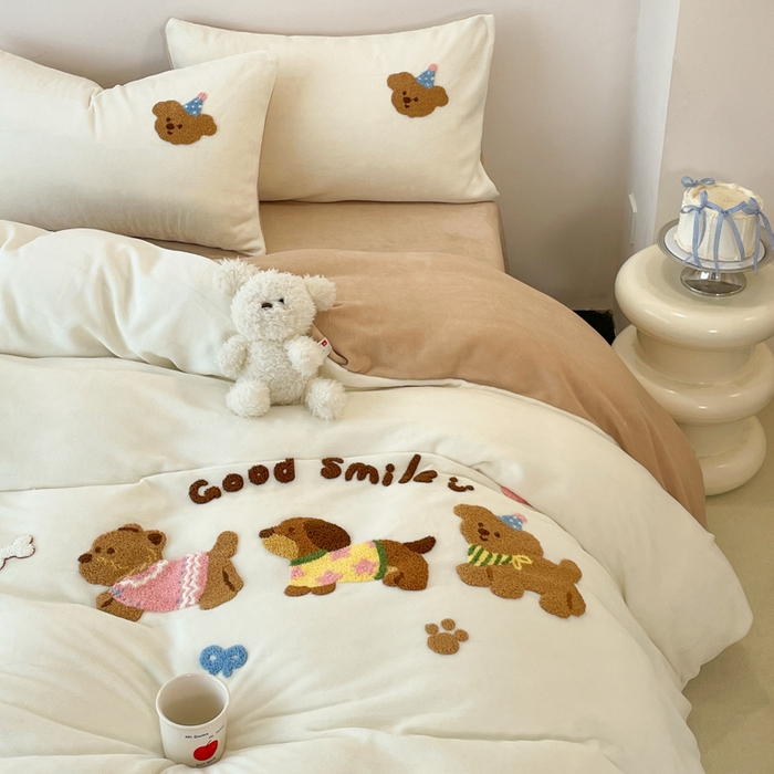 91家纺网 家纺一手货源 找家纺 启发 2025新款牛奶绒毛巾绣四件套场景一 腊肠狗狗